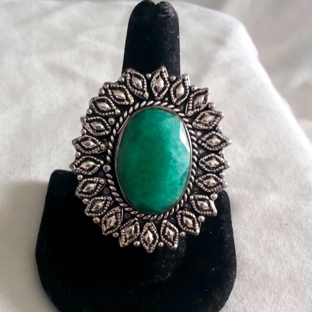 Beautiful huge vintage emerald cocktail ring Size 7 🤗